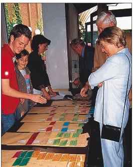 The name tags show by color, to which family branch the bearer belongs.